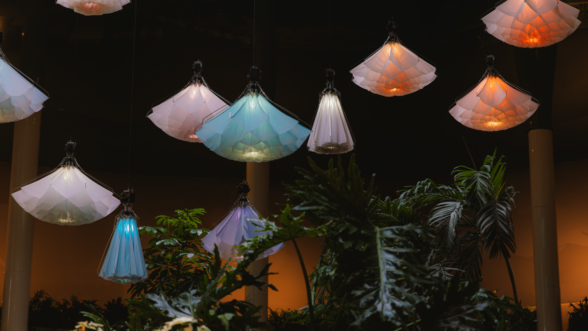 Mechanische Blumen an der Decke, die sich öffnen und schließen.