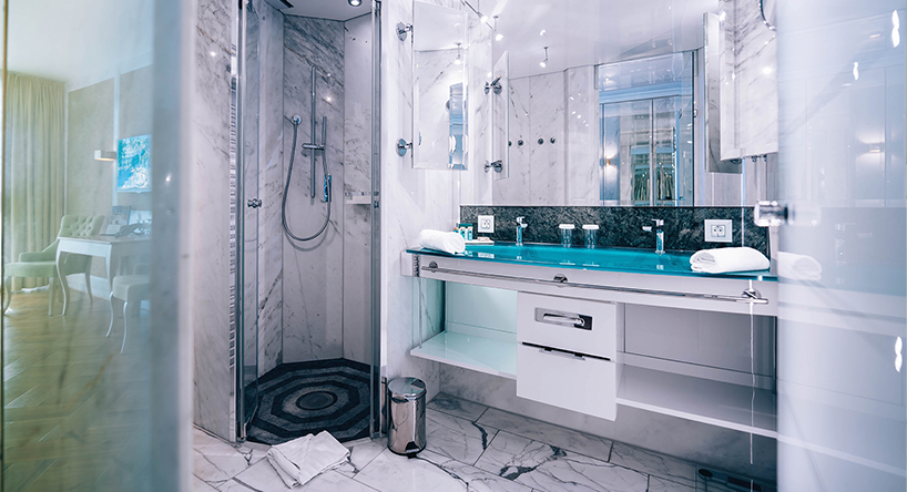Hotel Victory Therme Erding Serenissima Modern and bright bathroom with shower and washbasin