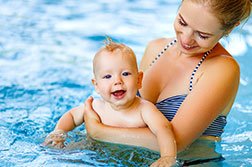 [Translate to en:] Therme Erding Schwimmkurse Baby