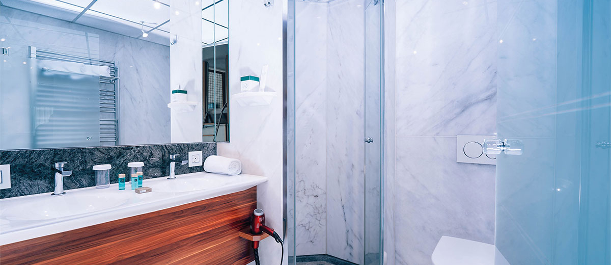 Hotel Victory Therme Erding Bellezza Modern and bright bathroom with toilet, washbasin and shower