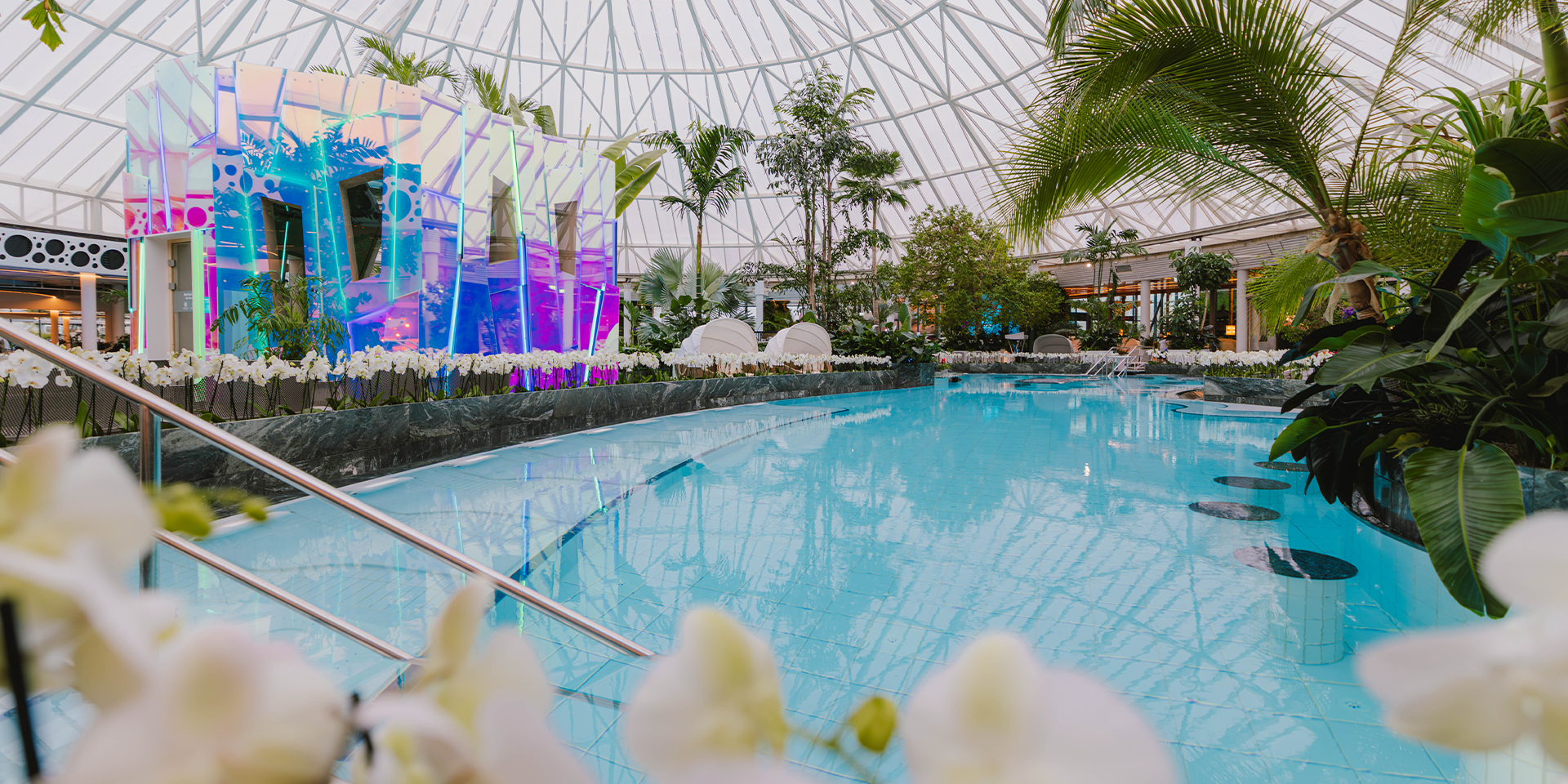 Vitality pool with sparkling turquoise water, with the Re-flexion sauna visible in the background.