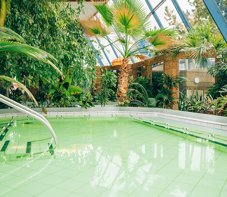 Einer von drei großen Mineralien Pools. Hoher Salzgehalt im Wasser. Hier schweben Gäste wie im Toten Meer.