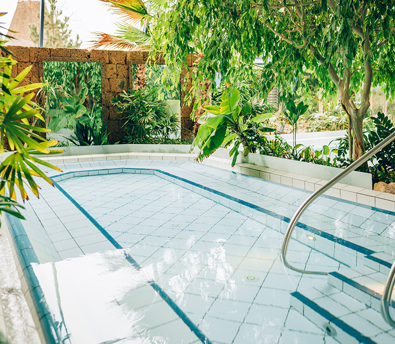 Einer von drei großen Mineralien Pools. Treppeneinstieg. Platz für circa 15 Personen. hoher Selen-Jod Anteil im Wasser. 
