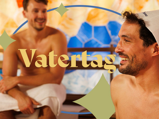 Zwei Männer sitzen in einer Sauna mit der Bildaufschrift "Vatertag"