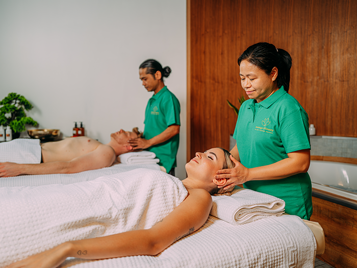 Zwei Gäste lassen sich mit einer angenehmen Kopfmassage vom Beauty & Spa Team verwöhnen.