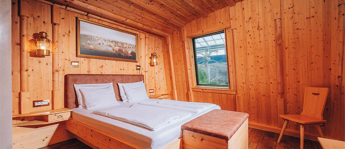 Hotel Victory Therme Erding Admirals Kabine. Ansicht: Auf das Doppelbett.