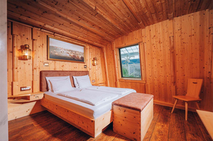 Hotel Victory Therme Erding Admiralskabine in Holzdesign mit Doppelbett