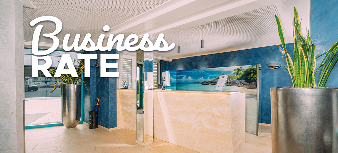 Text auf Bild: Business Rate. Hotelrezeption im Hintergrund mit großer Pflanze und heller Einrichtung