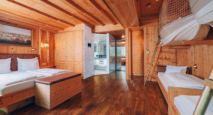 Hotel Victory Therme Erding Captain's cabin Room: Captain's cabin in the Hotel Victory Therme Erding. Facilities: double bed, four double-decker children's beds in the style of boats, view from the window side