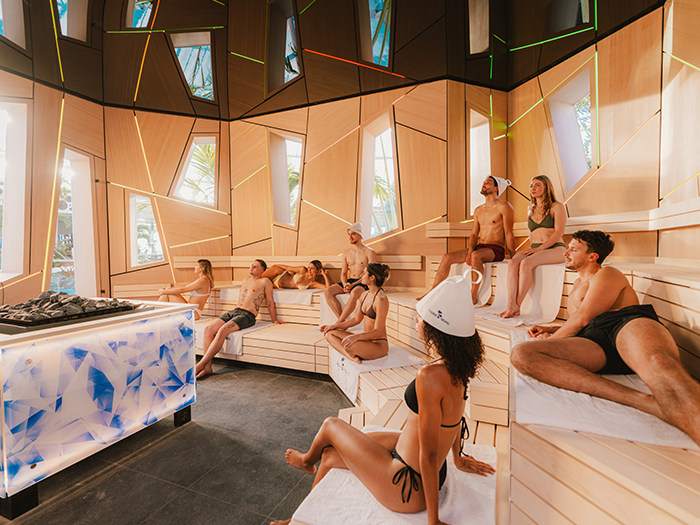 Several guests are sitting in the Re-flexion sauna.